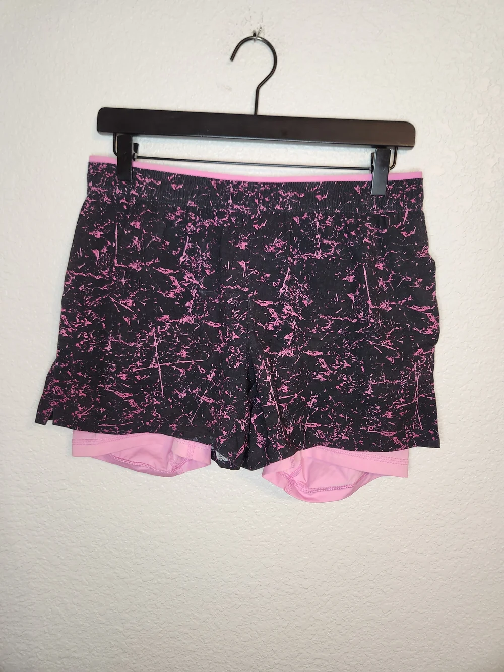 Chubbies Ultimate Training Short black and pink marble size S inseam 4